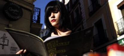 Una joven lee el catálogo de actividades de 'La noche de los libros'.