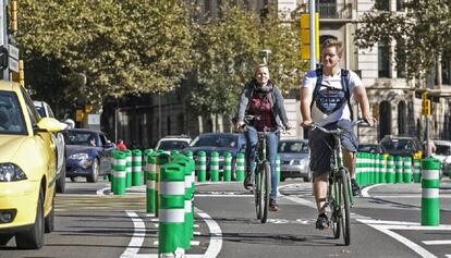 Dos ciclistas en Barcelona.