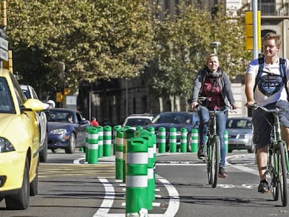Dos ciclistas en Barcelona.