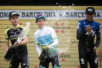 D'esquerre a dreta, Adam Yates (segon classificat), Miguel Angel Lopez (primer) i Egan A. Bernal (tercer) celebren el títol amb cava.