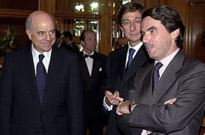 José María Aznar (a la derecha) con Francisco González y José Ignacio Goirigolzarri, principales responsables del BBVA. Madrid. 16 de abril de 2002. Jornadas organizadas por ABC y la Fundación Euroamérica patrocinadas por el BBVA.
