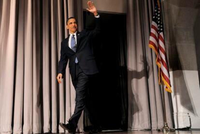 El presidente Barack Obama saluda a los asistentes al centro Cooper Union de Nueva York, donde ayer pronunció un discurso.