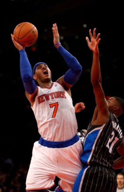 Carmelo Anthony trata de encestar ante Maurice Harkless