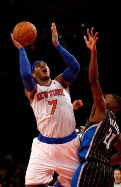 Carmelo Anthony trata de encestar ante Maurice Harkless 