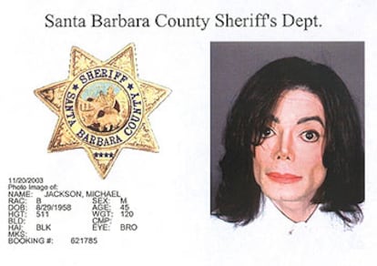 Ficha policial de Michael Jackson realizada ayer, tras su detención, en la comisaría de Santa Bárbara.