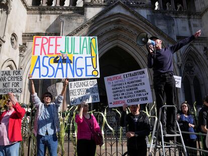 Varias personas asisten este lunes a una protesta frente al Tribunal Superior el día de la audiencia de extradición del fundador de WikiLeaks, Julian Assange, en Londres.