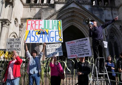 Varias personas asisten este lunes a una protesta frente al Tribunal Superior el día de la audiencia de extradición del fundador de WikiLeaks, Julian Assange, en Londres.