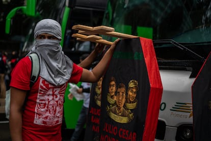 Decenas de estudiantes normalistas llegados de varias partes del país a Ciudad de México participan este jueves en la manifestación por los 10 años de la desaparición de los 43 jóvenes de Ayotzinapa.