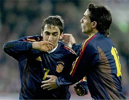 Raul besa su anillo junto a Vicente tras marcar el primer gol de la selección española en Oslo.