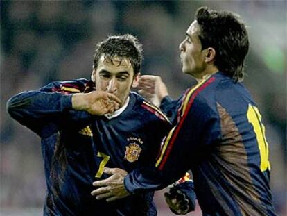 Raul besa su anillo junto a Vicente tras marcar el primer gol de la selección española en Oslo.