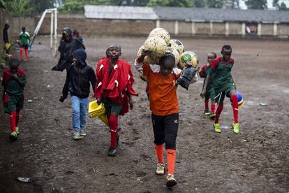 Las jugadoras del equipo femenino sub-12 de Acakoro Academy, finalizan el entrenamiento debido a una tormenta. El equipo regresa a la sede de la academia, muy cerca del campo en el mismo barrio de Kariobangi, donde después de cada entrenamiento, comen y hacen los deberes de la escuela, antes de volver a sus casas. 