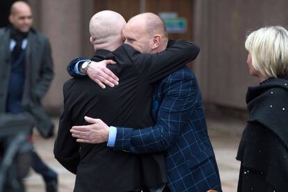 Jason Dunsford y Chris Unsworth, abusados sexualmente por Barry Bennell, se abrazan tras a las puertas de los juzgados.