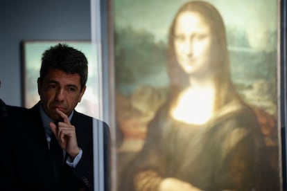 El president de la Generalitat Valenciana, Carlos Mazón, durante su visita a la exposición 'Leonardo da Vinci 500 años de genio', este jueves en el Museu de les Ciències de València.