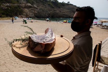 Corte de carne tomahawk, servido en el restaurante. 