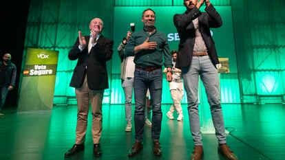 El presidente de Vox, Santiago Abascal, con el candidato a la alcaldía de Cartagena, Diego Salinas, a la izquierda, y el aspirante a presidir la región de Murcia, José Ángel Antelo, exjugador de baloncesto, en un acto de campaña el pasado 23 de mayo.