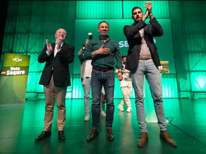 El presidente de Vox, Santiago Abascal, con el candidato a la alcaldía de Cartagena, Diego Salinas, a la izquierda, y el aspirante a presidir la región de Murcia, José Ángel Antelo, exjugador de baloncesto, en un acto de campaña el pasado 23 de mayo.