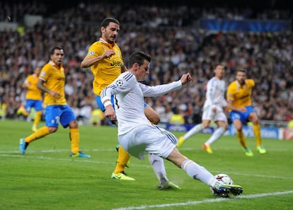 Bale intenta el pase desde la linea de fondo