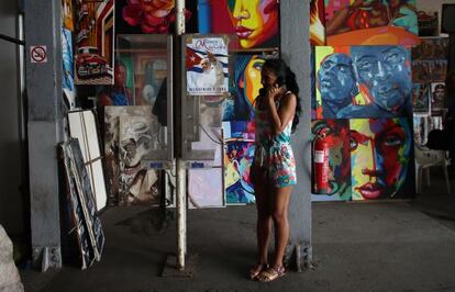 Una cubana usando un teléfono público en La Habana
