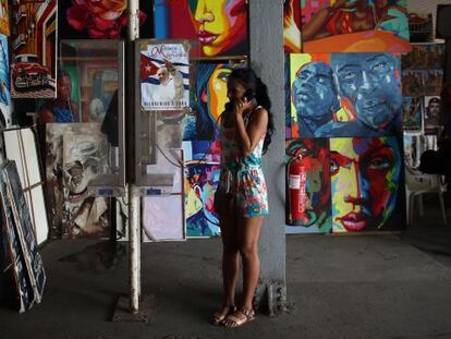 Una cubana usando un tel&eacute;fono p&uacute;blico en La Habana
