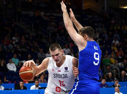 Nikola Jokic ante Nicolo Melli durante el partido entre Serbia e Italia este domingo.