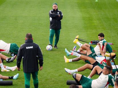 La selección mexicana de fútbol y su director técnico, Gerardo Martínez (al centro), durante su preparación para Catar en Girona (España).