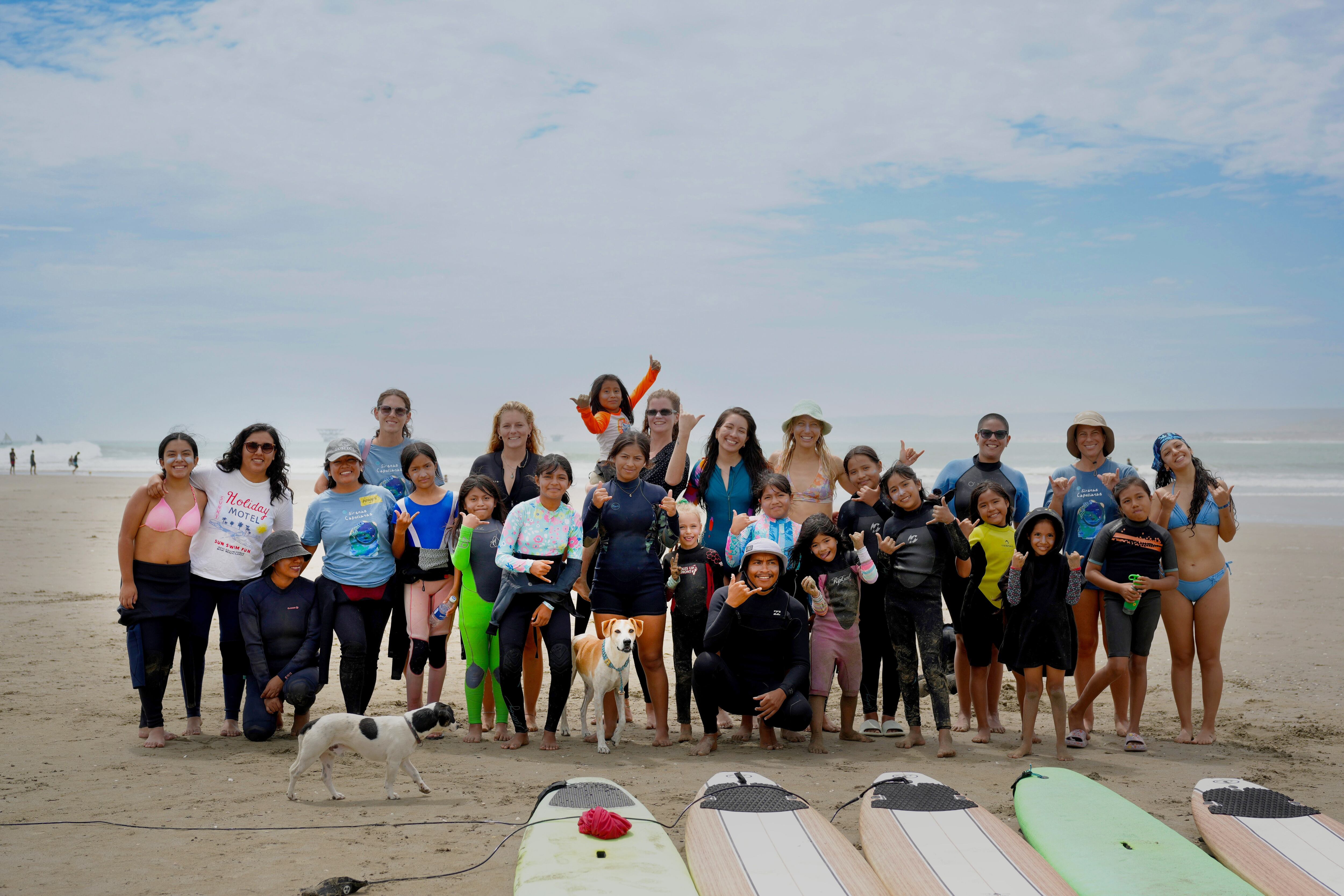 Una escuela de surfistas para conservar el mar y cuidar a las niñas de Perú