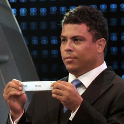 Ronaldo, con el papel con el nombre de España.