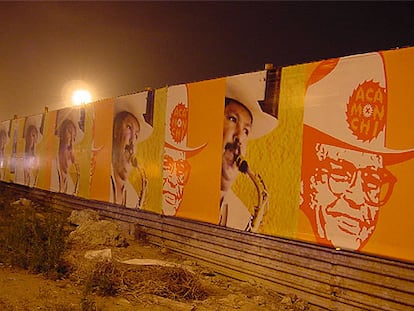 Fragmento del proyecto &#39;La tercera nación&#39;, que invitó a 35 artistas residentes en Tijuana a colgar obras en el muro fronterizo con Estados Unidos.