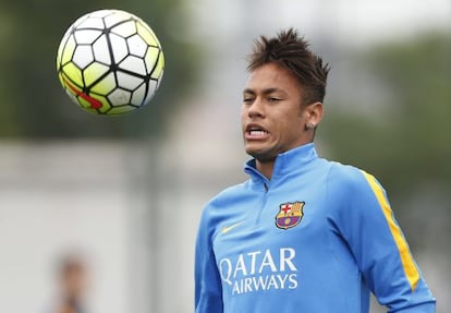 Neymar, en un entrenamiento del Bar&ccedil;a.