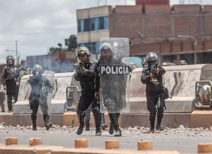 Policías disparan contra la prensa durante las protestas de Juliaca, Perú.