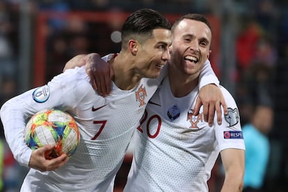 Los jugadores de la selección portuguesa Cristiano Ronaldo y Diogo Jota, durante un partido de la Eurocopa en 2019.