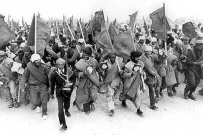 Fotografía de archivo, tomada el 6 de noviembre de 1975, de los manifestantes marroquíes en la Marcha Verde portando ejemplares del Corán.