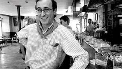 Alfonso Alonso, en una cafetería del centro de Vitoria, antes de tomar el aperitivo.