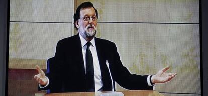 Imagen del monitor de la sala de prensa de la Audiencia Nacional donde declara el presidente del Gobierno, Mariano Rajoy.