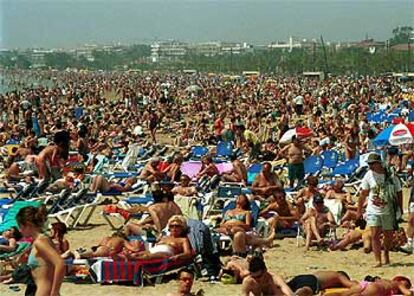 La playa de Salou (Tarragona), abarrotada de bañistas durante la pasada Semana Santa.