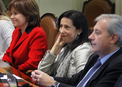 Margarita Robles (c), al inicio de la reunión del pleno extraordinario del Consejo General del Poder Judicial (CGPJ), acompañada de Inmaculada Montalbán y Antonio Dorado.