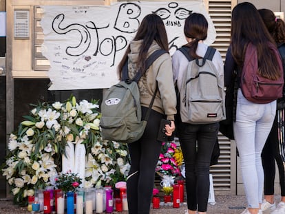 En la imagen , mensajes y velas debajo del edificio donde vivian las dos hermanas de origen argentino que decidieron suicidarse en Sallent ( Barcelona).