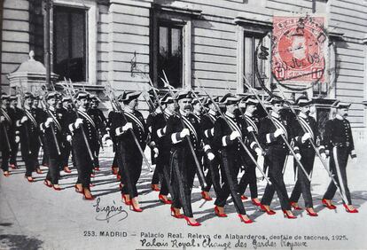 'Madrid. Palacio Real. Relevo de Alabarderos, desfile de tacones, 1925'. 