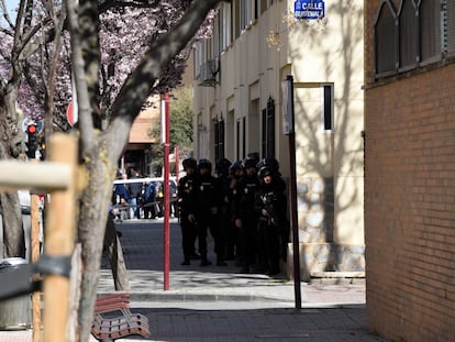 Despliegue policial por el atrincheramiento de un hombre en una vivienda de Albacete, este martes.