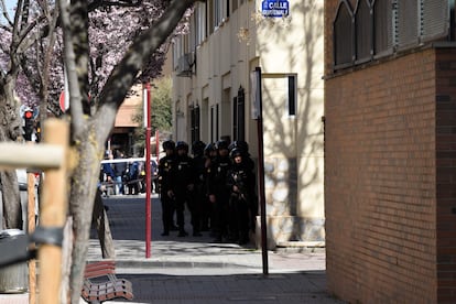 Despliegue policial por el atrincheramiento de un hombre en una vivienda de Albacete, este martes.