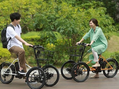 Kawasaki apuesta por la movilidad eléctrica con varias bicis de tres ruedas
