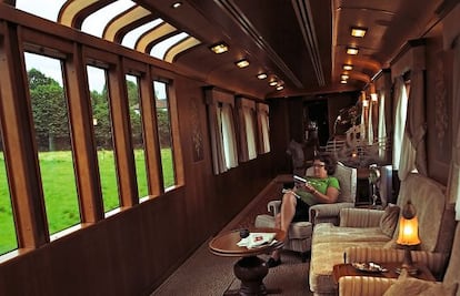 Con una velocidad de 45 kilómetros por hora, el Transcantábrico Gran Lujo permite observar el paisaje con tranquilidad. En la imagen, interior de uno de los vagones.