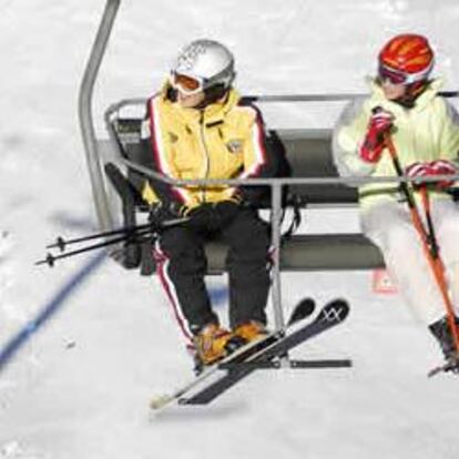 Aficionados al esqui en la estación de Cerler en los Pirineos