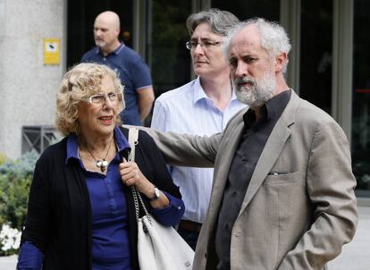 La alcaldesa de Madrid, Manuela Carmena, con el coordinador general de la Alcaldía, Luis Cueto, el pasado sábado.