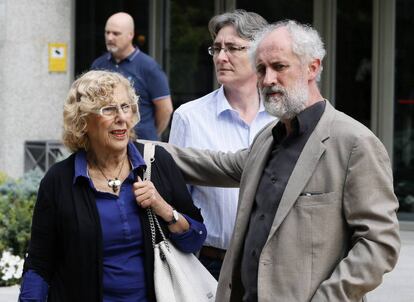 La alcaldesa de Madrid, Manuela Carmena, con el coordinador general de la Alcald&iacute;a, Luis Cueto, el pasado s&aacute;bado.