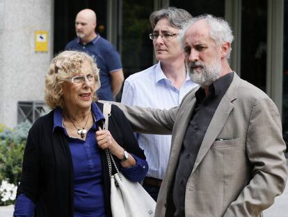 La alcaldesa de Madrid, Manuela Carmena, con el coordinador general de la Alcald&iacute;a, Luis Cueto, el pasado s&aacute;bado.