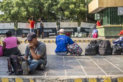 Cientos de venezolanos se han acercado este sábado a los cruces fronterizos a la espera de la apertura de las fronteras, cerradas por decreto de Maduro. Naciones Unidas ha cifrado el número de venezolanos que han migrado a Colombia en más de un millón.