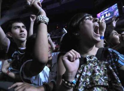 Un momento de entrega total de los adolescentes con los tres hermanos sobre el escenario.