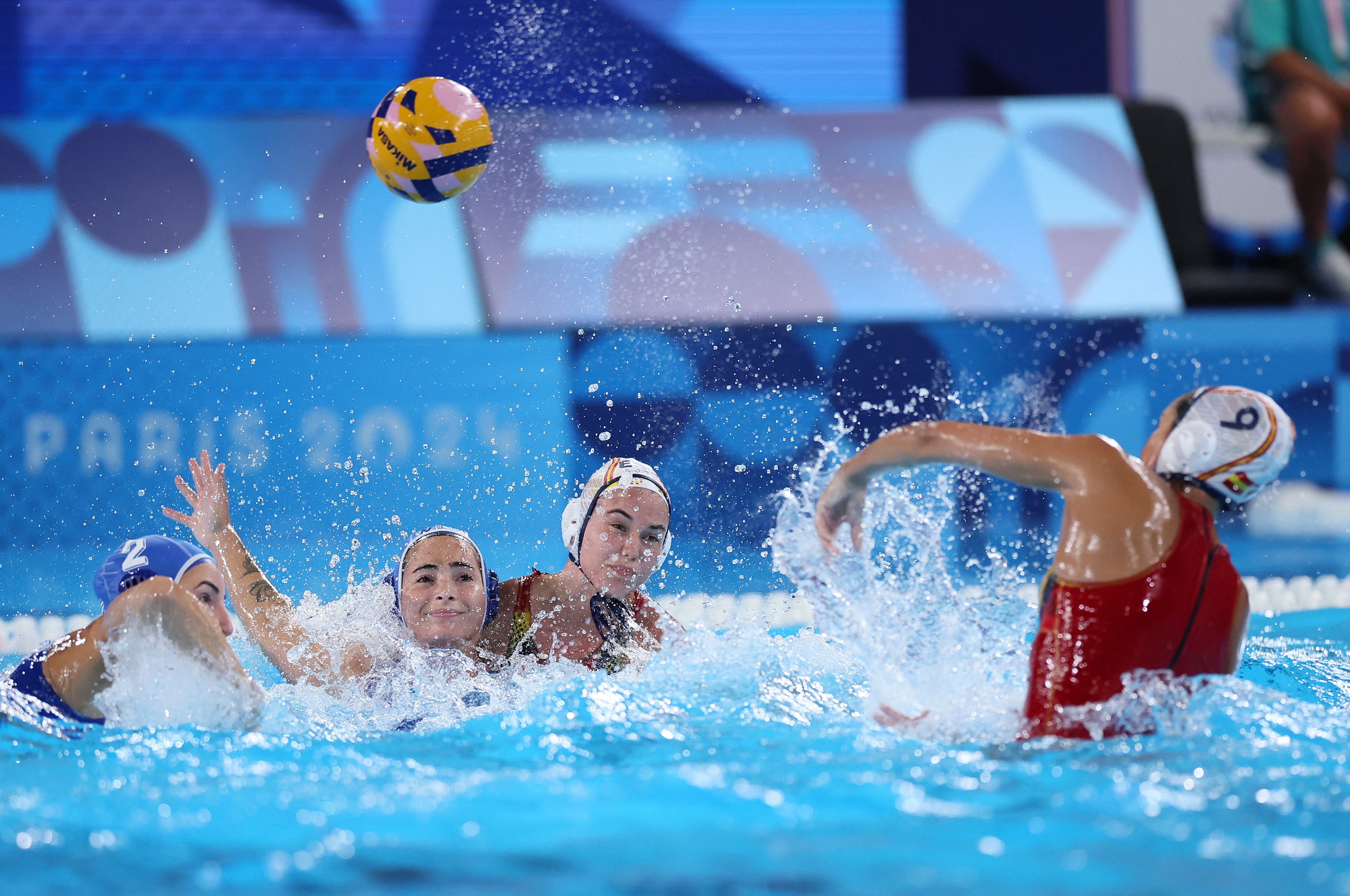 La selección femenina de waterpolo sacude el muro griego 