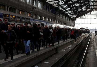 Pasajeros del tren caminan por el andén en la estación de tren Gare de Lyon (Francia), el 3 de abril de 2018.